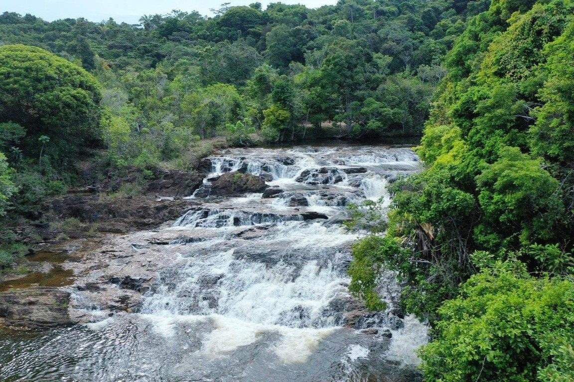 Cachoeira na mata da fazenda