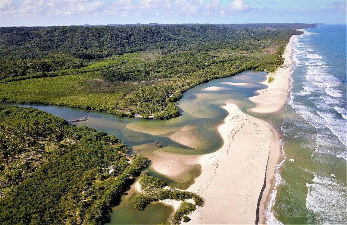 A foz encontrando o Atlântico em Serra Grande