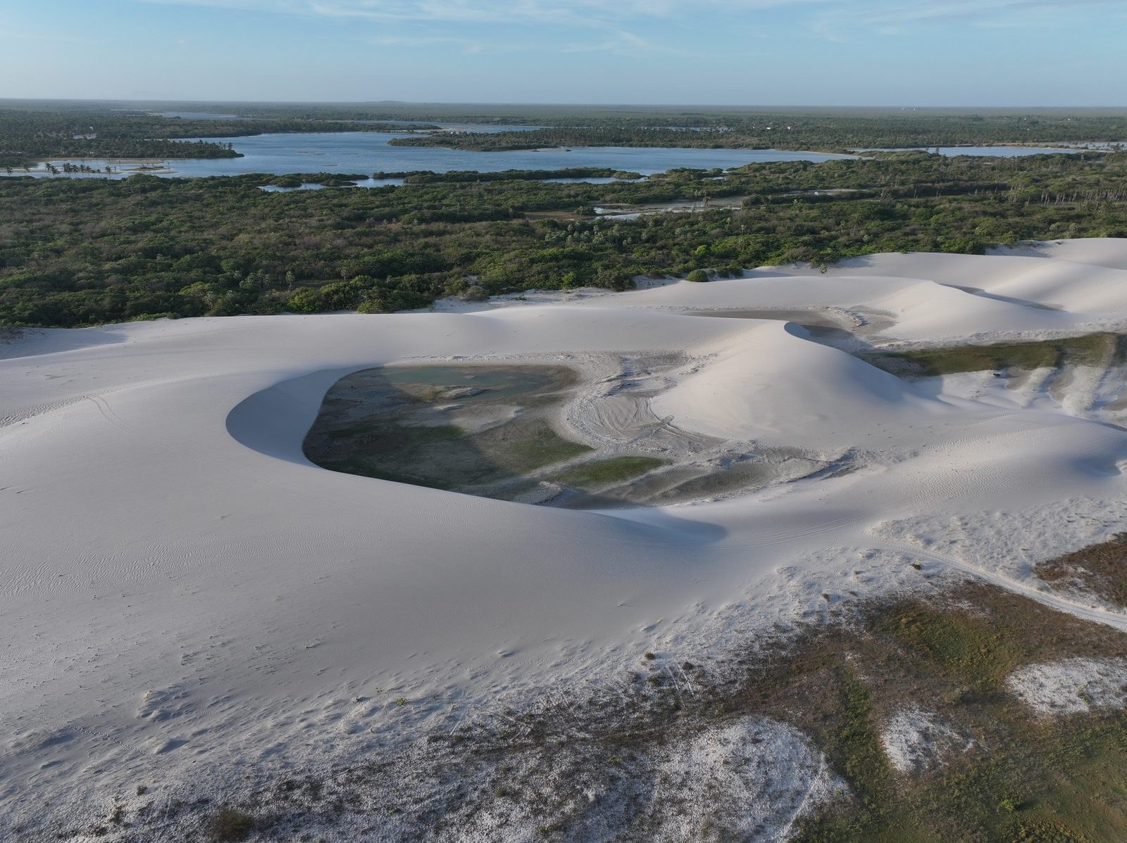 Dunas guardando a lagoa em Jericoacoara