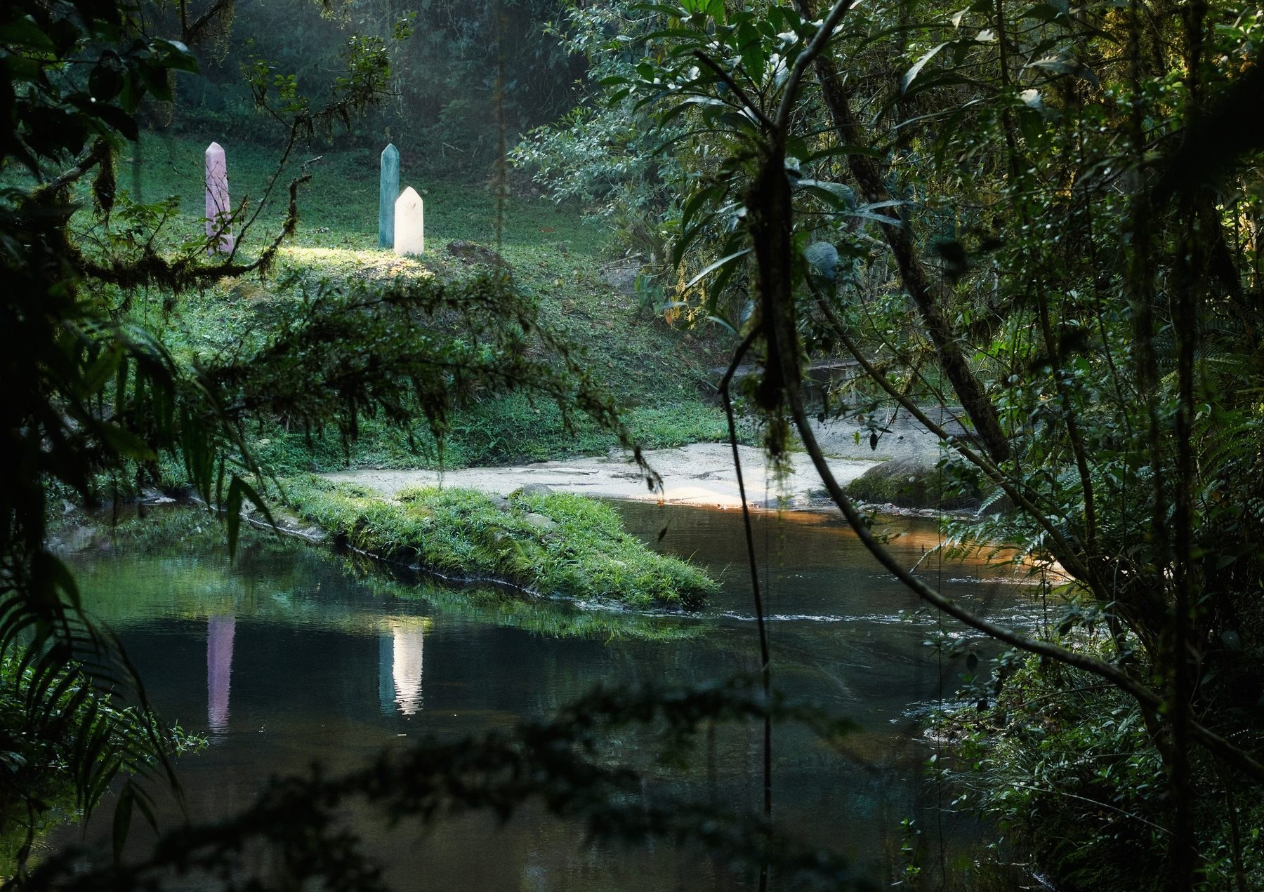 Rio na mata com cristais
